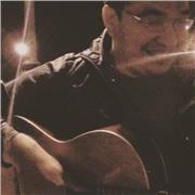 Profesor de música enseña instrumentos de cuerda y teclas